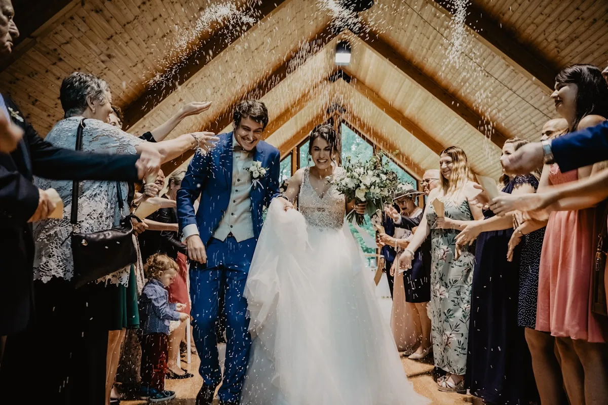 Accessoires de mariée élégants disposés sur un tissu en soie blanche : voile, bijoux et chaussures