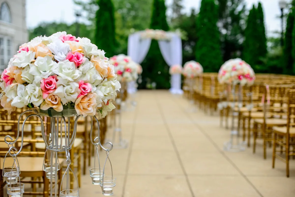 Bouquet de mariage aux teintes lavande et crème avec rubans de soie