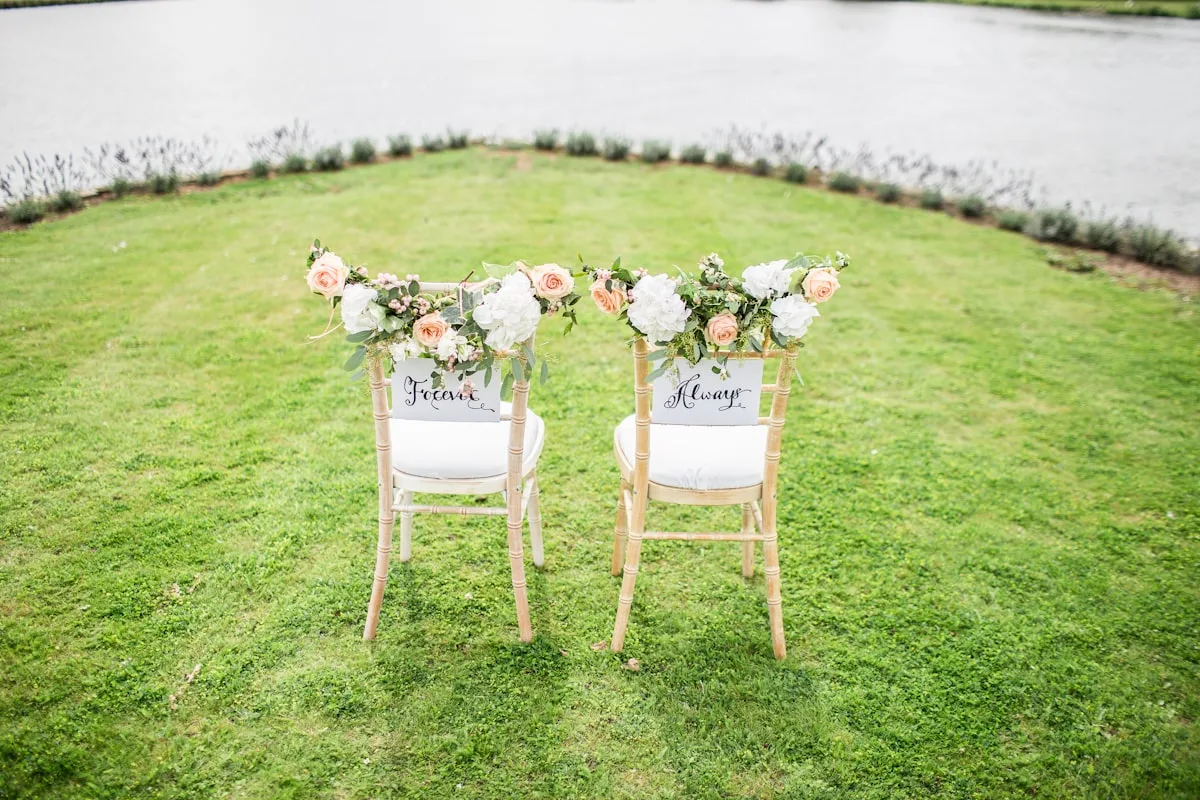 Accessoires de mariée posés sur un tissu blanc satiné