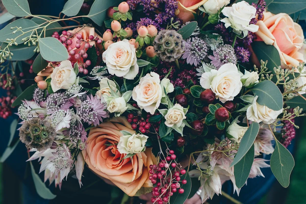 Bouquet de mariée romantique avec roses blanches, pivoines et feuillage d'eucalyptus