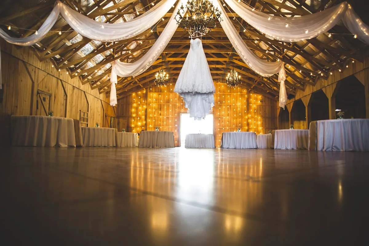 Décoration champêtre chic pour un mariage en plein air avec guirlandes