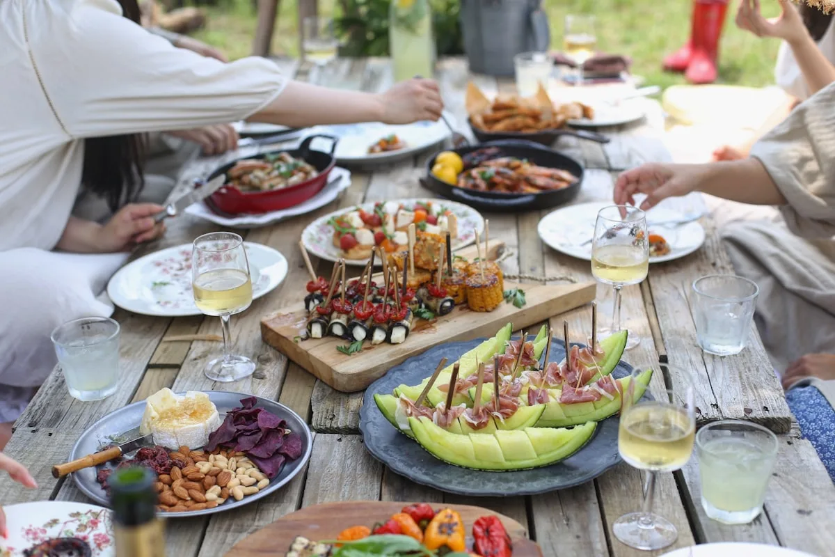 Cocktail de mariage élégant avec verrines colorées et canapés raffinés sur plateau doré