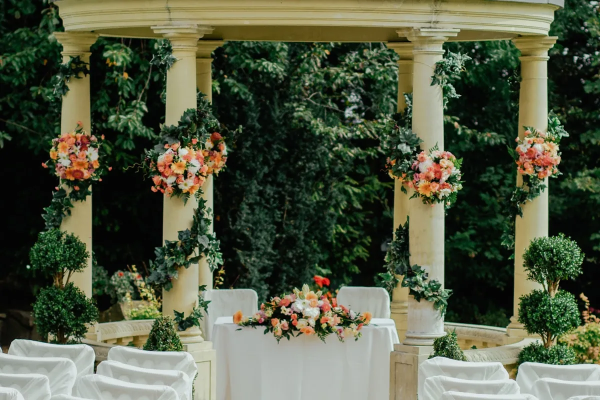 Faire-part de mariage élégants disposés sur une table avec des fleurs et des rubans