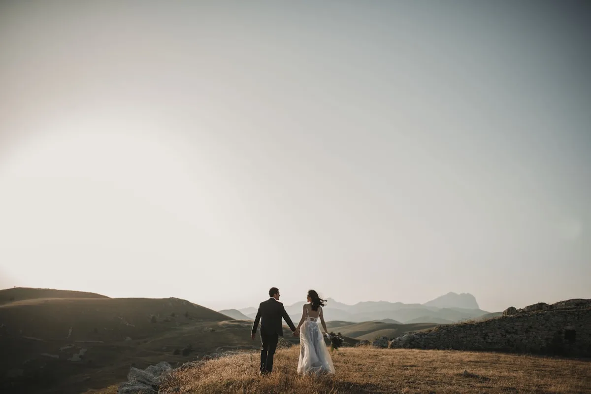 Couple de futurs mariés planifiant leur mariage ensemble devant un ordinateur portable