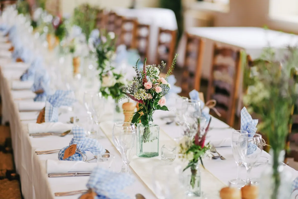 Décoration de table de mariage élégante avec fleurs